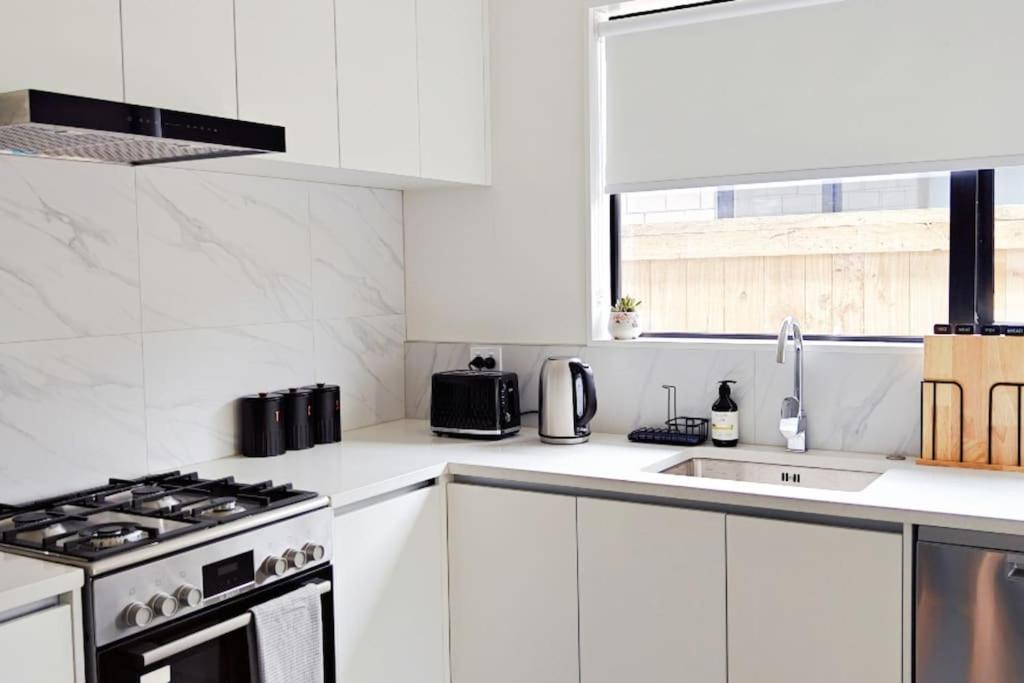 Villa Modern & Cozy New Build Retreat Hamilton Exterior foto