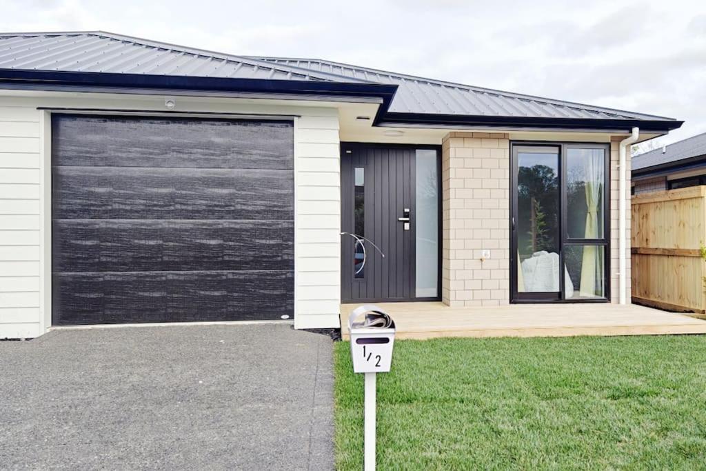 Villa Modern & Cozy New Build Retreat Hamilton Exterior foto